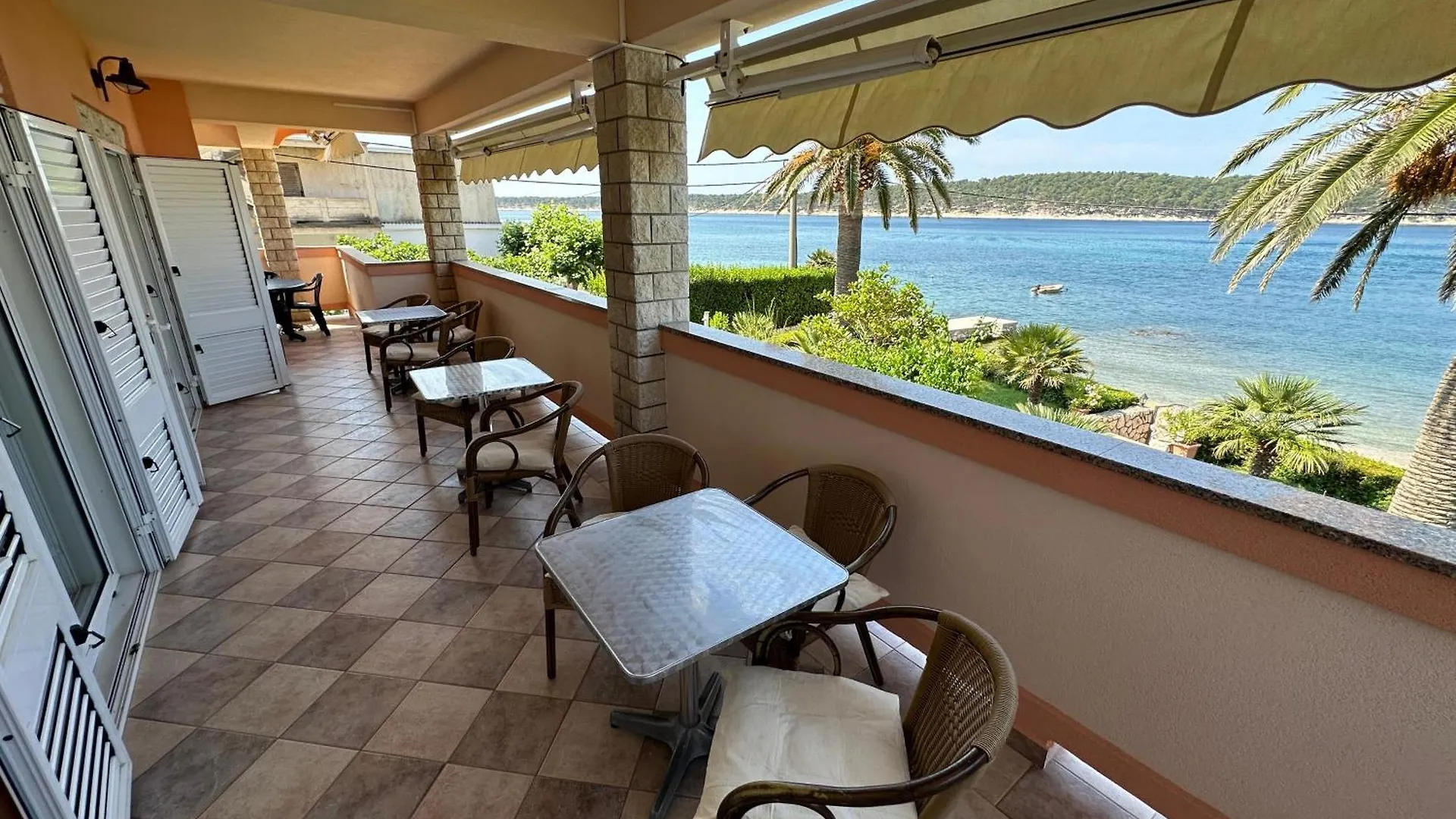 Apartment Apartmani Neda I Sime Rab Town